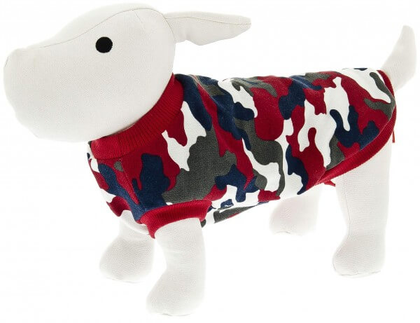 Pullover rot camouflage an weissen Hundemodel